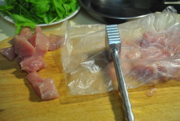雞胸肉切塊,放入袋中用肉鎚拍扁.(有調理機的可直接絞成雞肉泥)