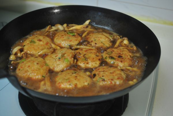 放入雞肉餅,小滾至雞肉餅熟即可.