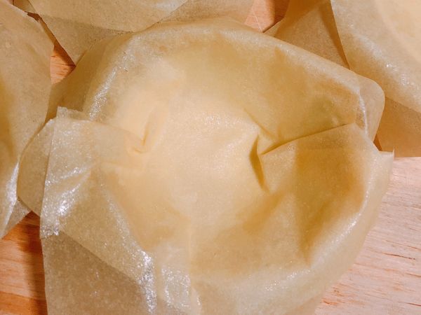 準備可進氣炸鍋的小容器，我用的是鋁箔蛋撻杯，千張剪成適當大小，可以用2-3層，在千張表面噴或刷一點點油，鋪在容器上