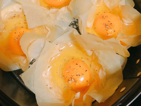 將處理好的食材放入氣炸鍋內，以150度氣炸6分鐘後取出