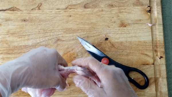 進階階段 – 去骨雞翅
 用剪刀小心把雞翅肉與骨頭分離,右手握住骨頭, 用左手將雞翅肉往下推到第一節翅,用剪刀把雞肉與關節分離, 小心謹慎, 避免刺穿雞皮.