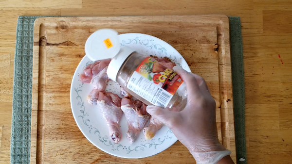 用2TBSP 的市售醃雞粉醃雞翅與雞腿, 備用.