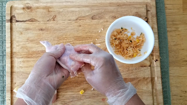 填入餡料: 把米飯捏成球狀, 然後裝填入雞翅或雞腿內, 不需要太滿, 8分滿就可以. 比較不會因為膨脹過大而失敗