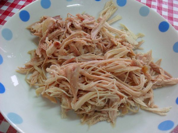 雞肉蒍熟撕成絲備用。