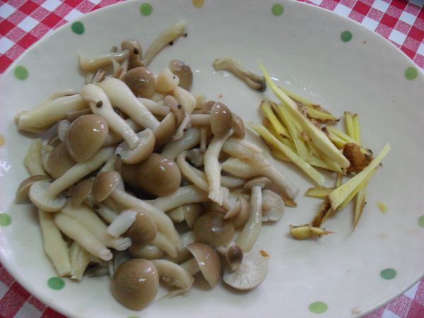 薑切絲備用、鴻喜菇川燙備用。
