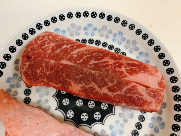 牛肉從冰箱取出回到常溫，讓肉心可以和室溫相同。
(照片中出水狀，表示快回到室溫了!)