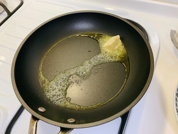 開大火，鍋中加入30ml橄欖油+15g奶油。
