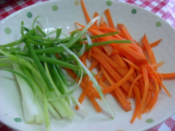 紅蘿蔔切絲川燙備用、蔥切絲備用。