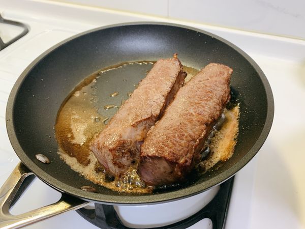 奶油融化後，放入牛小排，四面煎上色。