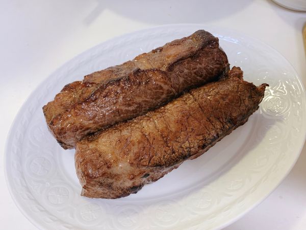 確認牛小排已達5分熟時，取出於盤子靜置5分鐘以上，鎖住肉汁。
(馬上切開會使肉汁流失)