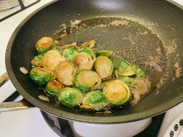 利用鍋內奶油煎孢子甘藍，一樣用湯匙不斷澆淋奶油，直到出現金黃色後起鍋。
記得用餐巾紙吸取多餘的油。