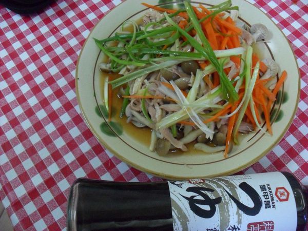 最後淋上調味料，再攦上香油即可。