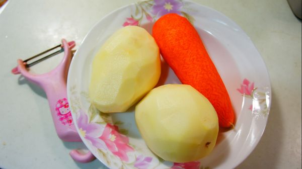 將食材洗乾淨然後去皮