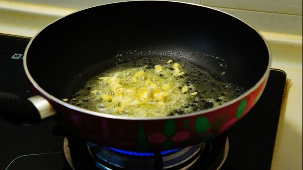 熱鍋後放入奶油及蒜末