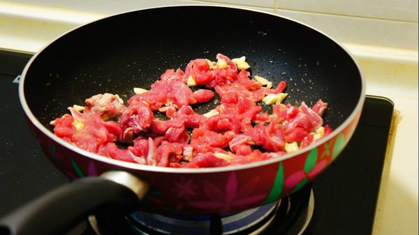 放入肉絲煸炒，這樣肉絲吃起來會有淡淡的奶油香