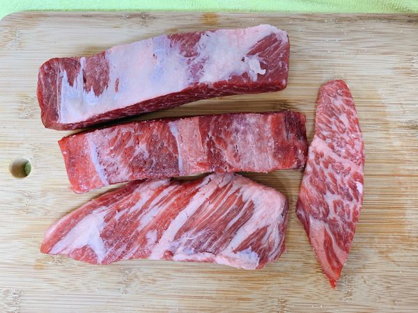 將回到常溫的牛小排撒上少許海鹽，四面均勻塗抹。
同時，紅蘿蔔切塊，水滾後蓋鍋蓋煮20-30分鐘，無需調味。
孢子甘藍洗淨，去除較老的葉子後，切半備用。