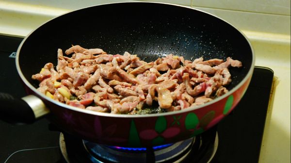 加入少許鹽巴，約炒至八分熟後起鍋