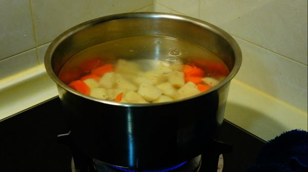 放入紅蘿蔔及馬鈴薯