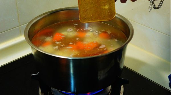 放入兩大塊咖哩