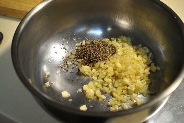 鍋肉放入:蒜末50g+一大匙粗黑胡椒粒+酒二大匙.