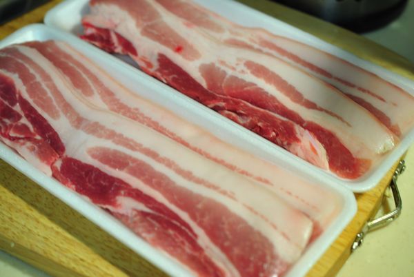 我用全聯買的三層肉條,肉條約厚一公分.