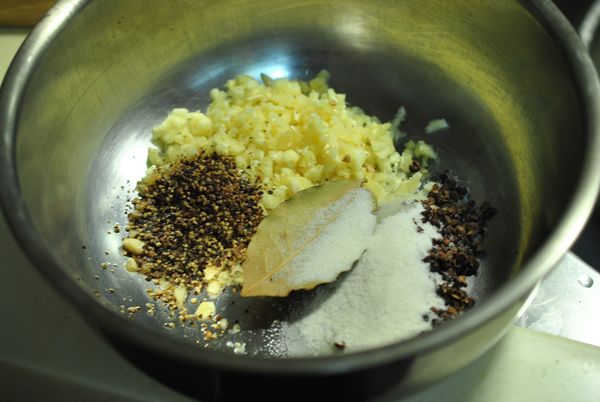 將所有醃料放入同一鍋中.