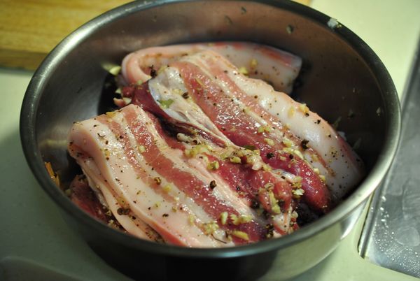 放入豬肉條,將醃料連同豬肉拌勻,放入袋中或保鮮盒中,放置冰箱冷藏.1~2天即可食用.(肉薄的關係,若選擇較厚的肉片,則2~3天可即可)