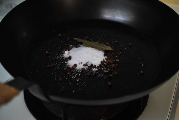 炒鍋內(乾鍋),放入塩1.5大匙,花椒粒適量,月桂葉一片,小火炒至花椒粒味散發出來,熄火放置一下備用.