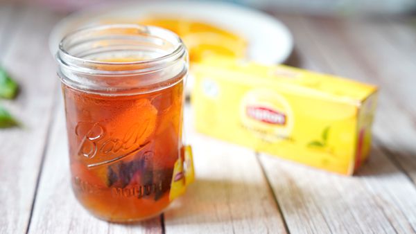 將紅茶包放入室溫水浸泡5至6分鐘，取出茶包後放入雪櫃冷藏一晚。
📝如果想茶味香濃一點，或者會加冰塊飲用的話，可以增加浸泡時間。