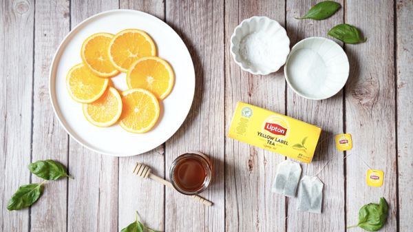 橙以適量梳打粉洗刷表面，用清水洗乾淨，再放入熱水約30秒以消毒表面，抹乾後切片。
📝用西柚、檸檬也很不錯啊~