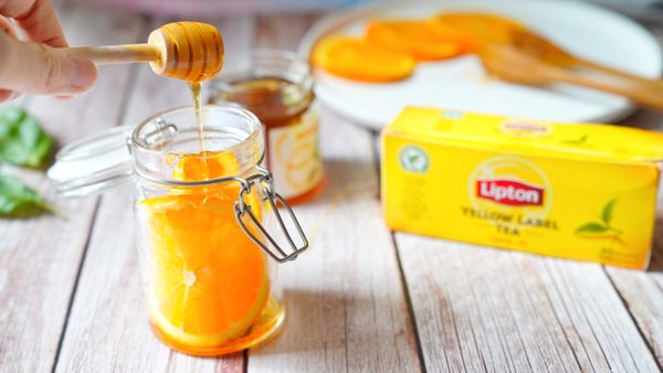 橙片放入大容器，分層撒上砂糖，拌入蜜糖拌勻，蓋上保鮮紙置於室溫半日，再倒入玻璃瓶放雪櫃冷藏一晚。