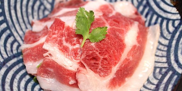 先放蔥、香菜、嫩薑絲依個人喜好放在碗裡，再鋪上肉片。