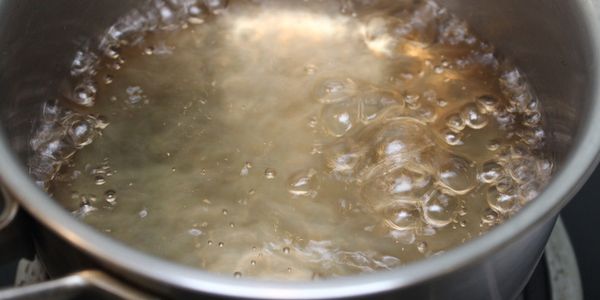 300ml開水煮沸加入一匙魚露(依個人喜好調整)。