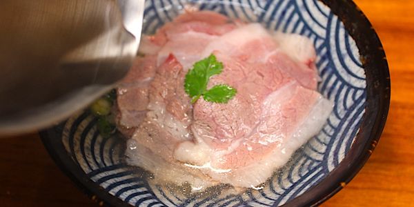 煮沸後關火，小心沖入碗內。