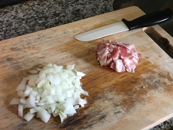 培根、洋蔥，分別切丁。