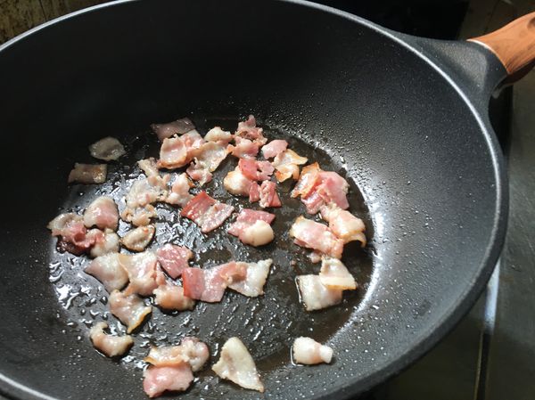 培根丁煎香備用。