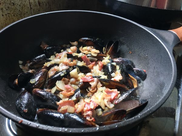 最後加入青口回鍋，加入調味再灒入白酒炒勻。