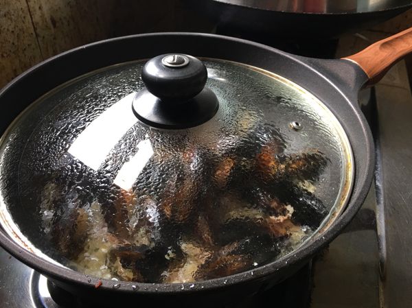 蓋上以中火煮4 分鐘，見收汁後關火。