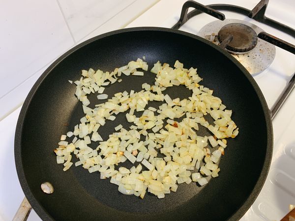 放入少許油將洋蔥炒到變色變軟取出。