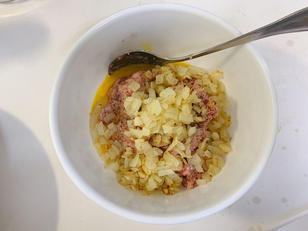 將洋蔥和絞肉及蛋打散，加入適當的鹽及胡椒調味，拌勻。
(鹽轉7下，胡椒轉10下)