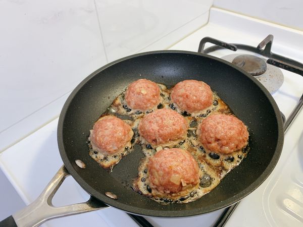 直接開火煎熟肉丸。(因為牛小排油脂驚人！)
熟了後取出放在廚房紙巾上吸除多餘油分。
將鍋內油脂擦乾淨。