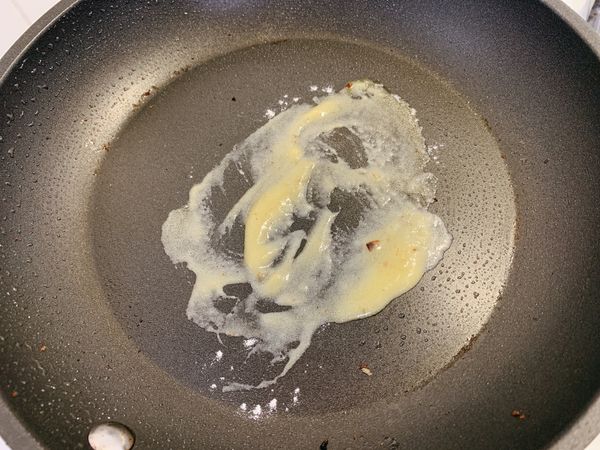 將奶油放入鍋中，然後加入麵粉。