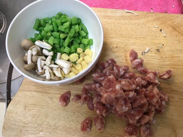 所有的蔬菜先燙過就不用擔心不熟，
燙過之後跟香腸一樣切丁，
玉米筍只取尖端3公分，其他可以拿來煮別的