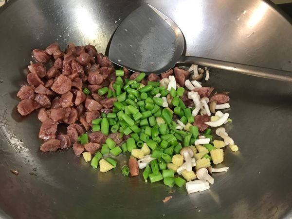 放入蔬菜丁一起拌炒