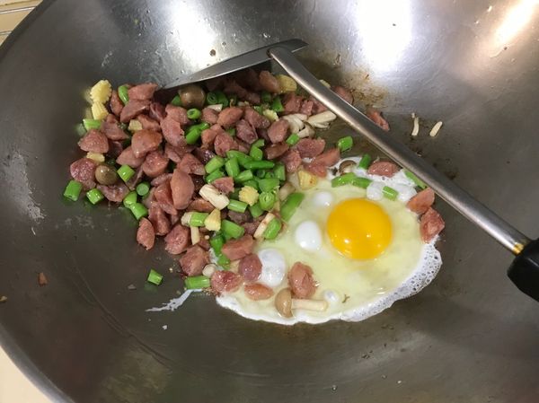 加入蛋快速打散