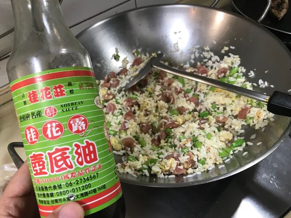 加入飯後拌炒均勻，加一點醬油上色