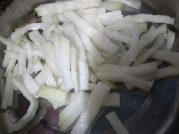 瓠瓜全部切絲
胡蘿蔔則用刨刀刨絲