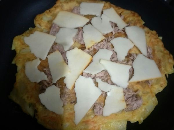 蓋上鍋蓋小火6分鐘反面
在熟成面上 放上你喜歡的配料
再蓋上鍋蓋 再煎5分鐘