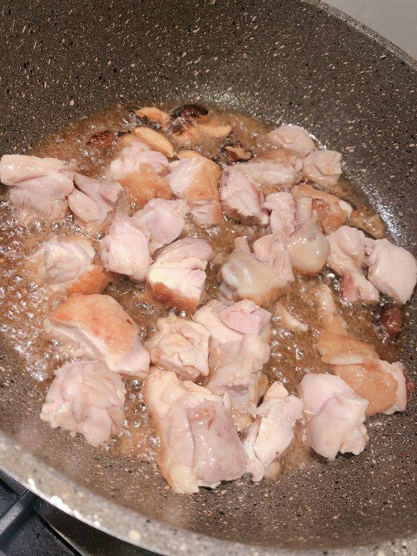 香菇泡水泡軟, 切條狀. 放入鍋內小火炒香, 再放入切小塊的雞肉拌炒.