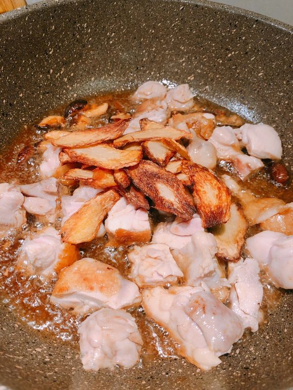 放入醬油, 薑片, 米酒, 水, 再加入已泡水的白米.